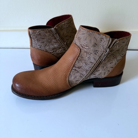 OTBT Dare Devil Tan Booties w/ Brocade Detail Size 7 - Picture 3 of 6